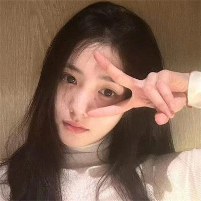 她的双眼背后